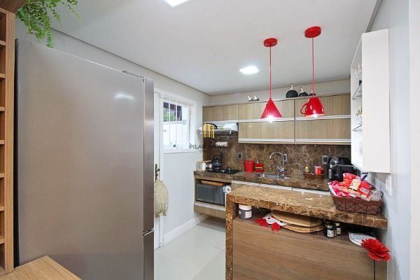 Casa em Porto Alegre, no bairro Campo Novo, com 3 dormitório(s), e 3 banheiros, à venda.