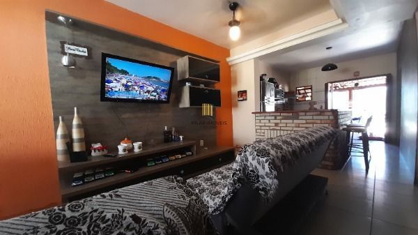 Casa em Porto Alegre, no bairro Hípica, com 3 dormitório(s), à venda.