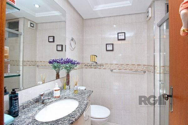 Apartamento em Porto Alegre, no bairro Nonoai, com 3 dormitório(s), e 3 banheiros, à venda.