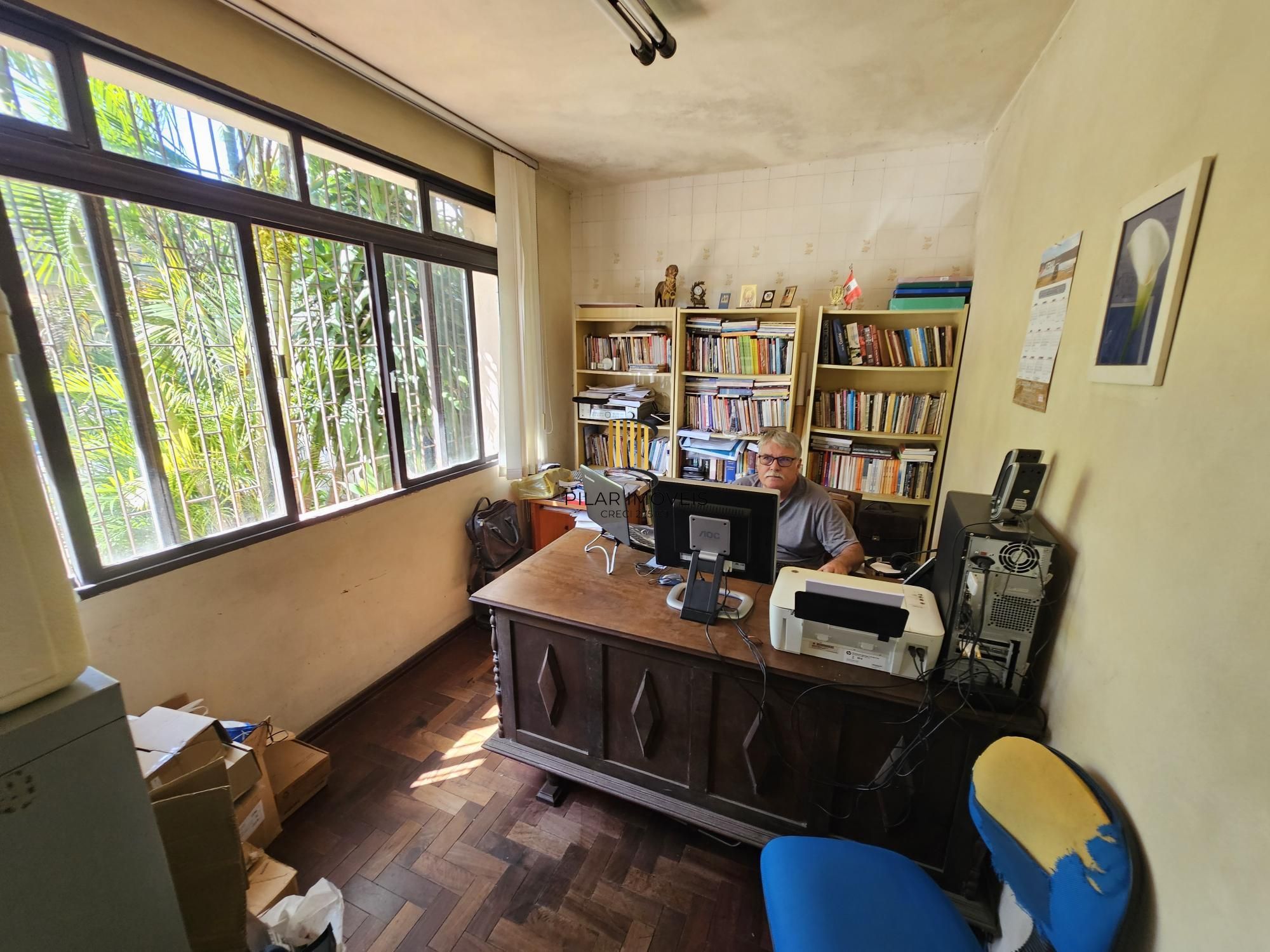 Casa térrea no coração do bairro Tristeza com terreno de 840,00m² excelente localização, ideal para construtoras.