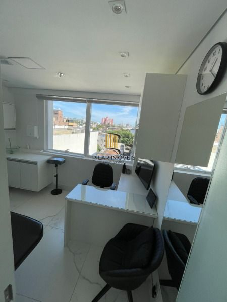 Excelente sala comercial Edifício Medplex - Torre Norte , com recepção montada , 2 salas para trabalho com iluminação e  ventilação natural , banheiro .