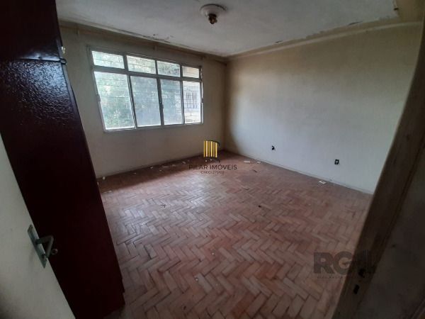 Casa em Porto Alegre, no bairro Cristal, com 4 dormitório(s), e 4 banheiros, à venda.