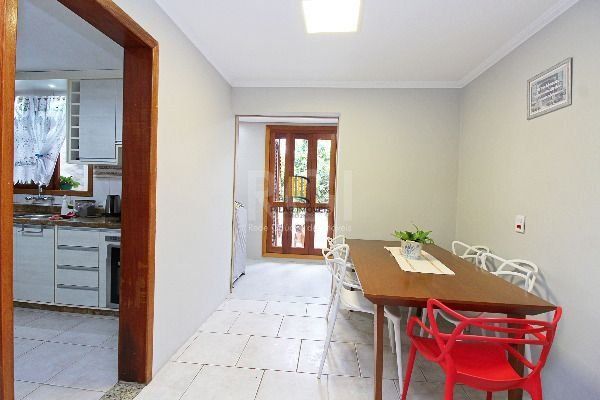 Casa em Porto Alegre, no bairro Hípica, com 3 dormitório(s), e 3 banheiros, à venda.