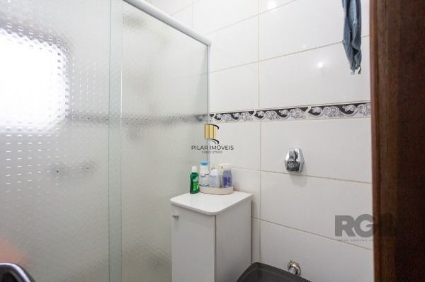 Casa em Porto Alegre, no bairro Medianeira, com 5 dormitório(s), e 5 banheiros, à venda.