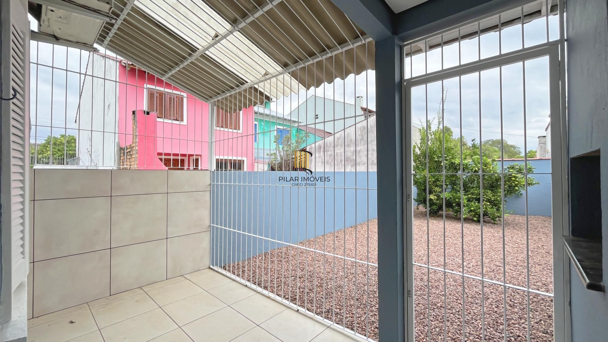 Casa em Porto Alegre, no bairro Hípica, com 2 dormitório(s), e 2 banheiros, à venda.