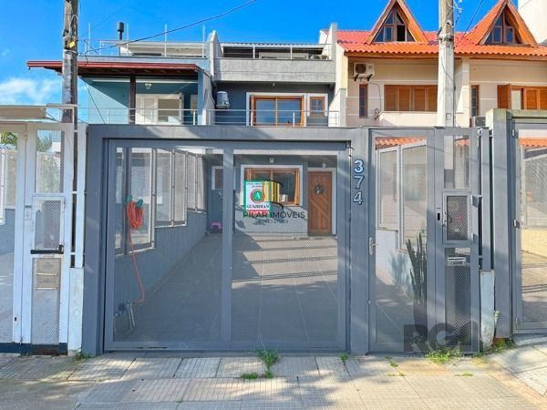 Casa em Porto Alegre, no bairro Guarujá, com 3 dormitório(s), e 3 banheiros, à venda.