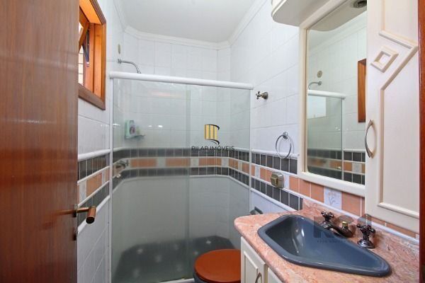 Casa em Porto Alegre, no bairro Ipanema, com 3 dormitório(s), e 3 banheiros, à venda.