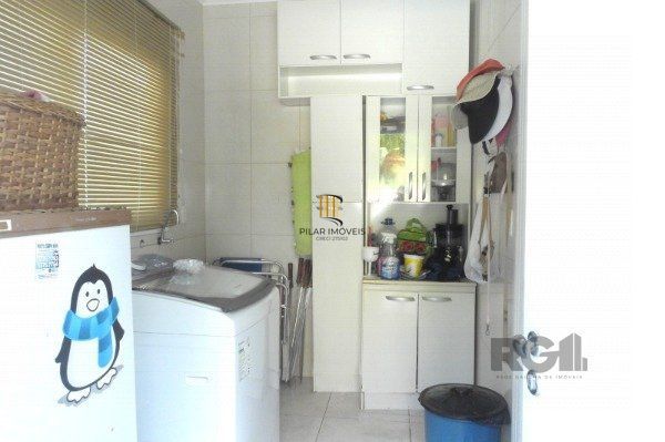 Casa em Porto Alegre, no bairro Espirito Santo, com 3 dormitório(s), e 3 banheiros, à venda.