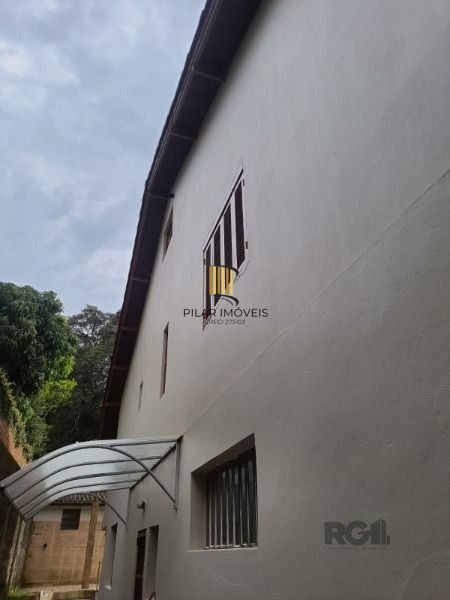 Casa em Porto Alegre, no bairro Vila Nova, com 4 dormitório(s), e 4 banheiros, à venda.
