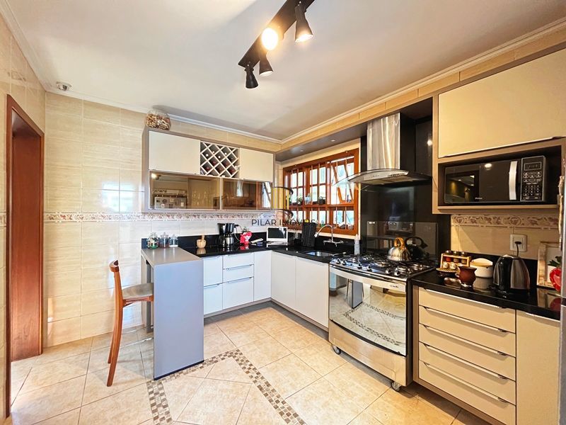 Ótima casa térrea com 4D, piscina e garagem fechada para 2 carros no Jardim Medianeira.