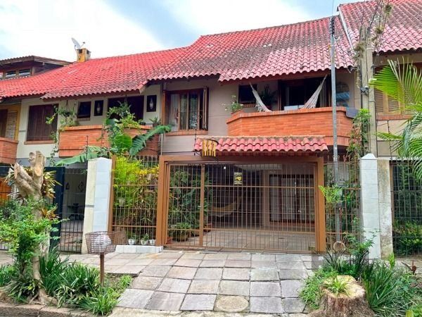 Casa em Porto Alegre, no bairro Guarujá, com 3 dormitório(s), e 3 banheiros, à venda.