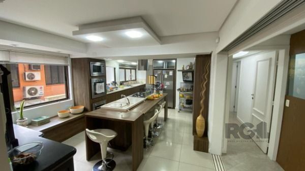 Apartamento em Porto Alegre, no bairro Auxiliadora, com 4 dormitório(s), e 4 banheiros, à venda.