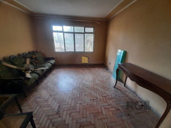 Casa em Porto Alegre, no bairro Cristal, com 4 dormitório(s), e 4 banheiros, à venda.