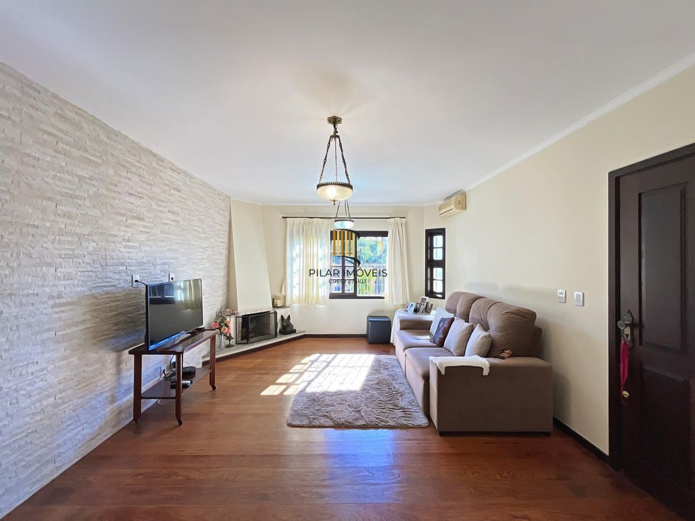 Ótima residência com 3 dormitórios, sendo 1 suíte, lareira e piscina.