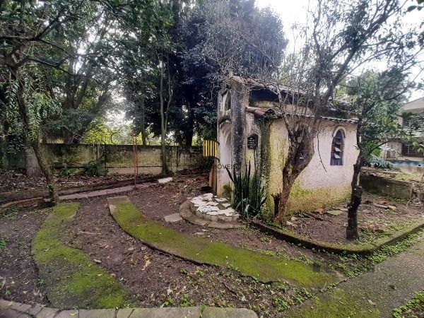 Casa em Porto Alegre, no bairro Cristal, com 4 dormitório(s), e 4 banheiros, à venda.