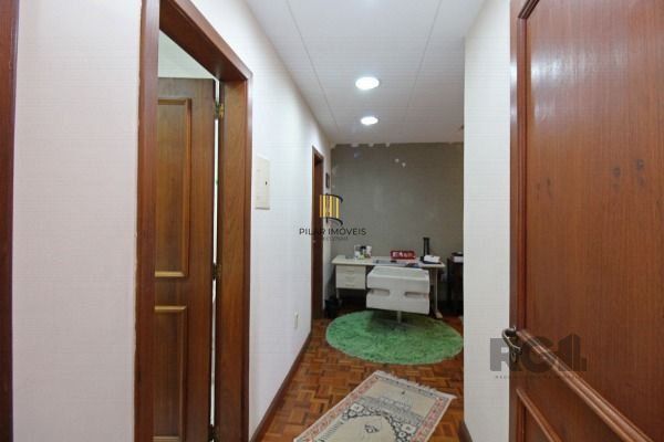 Casa em Porto Alegre, no bairro Guarujá, com 3 dormitório(s), e 3 banheiros, à venda.