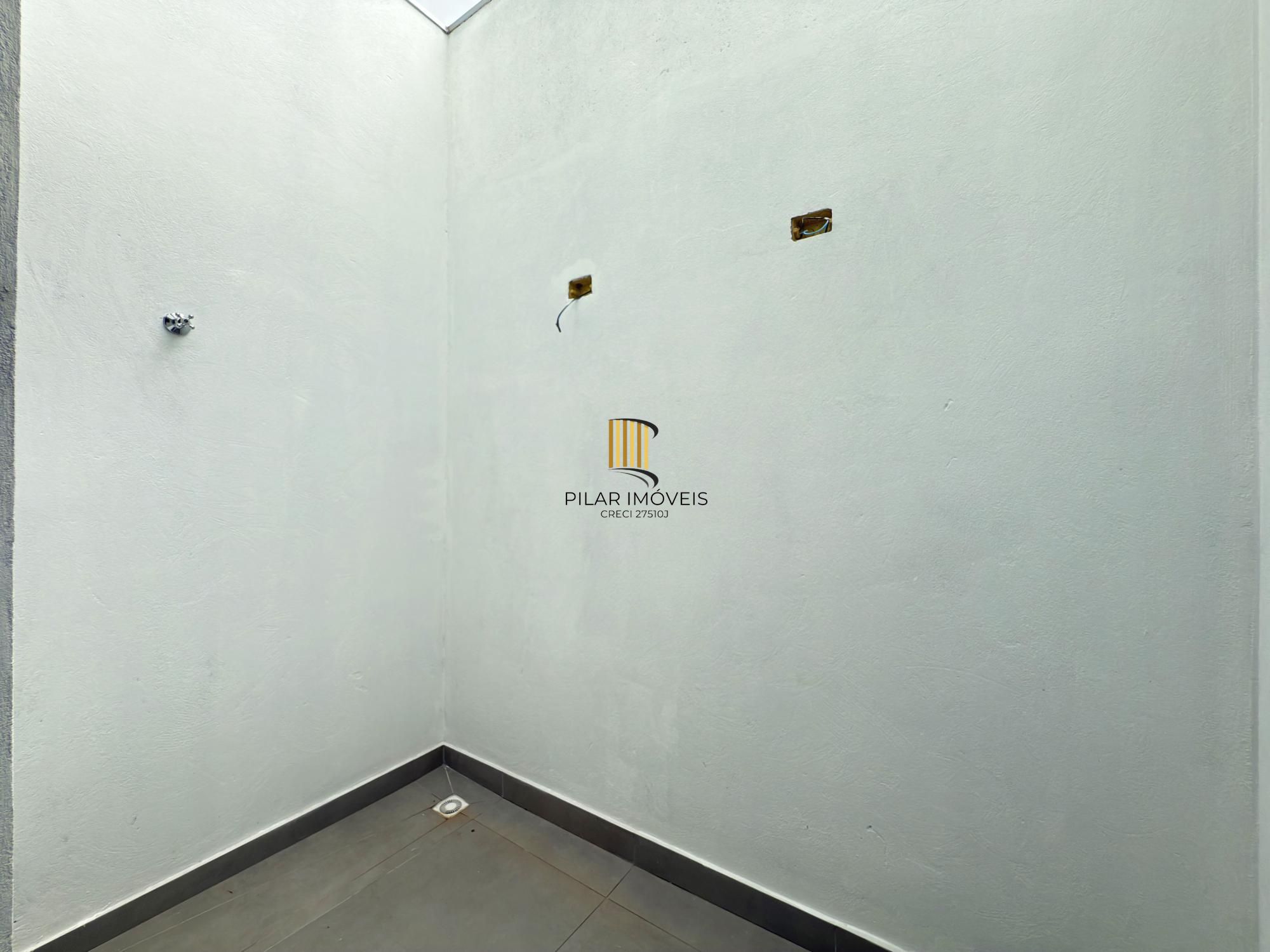 Sobrado em condomínio em Porto Alegre, no bairro Hípica, com 3 dormitórios.