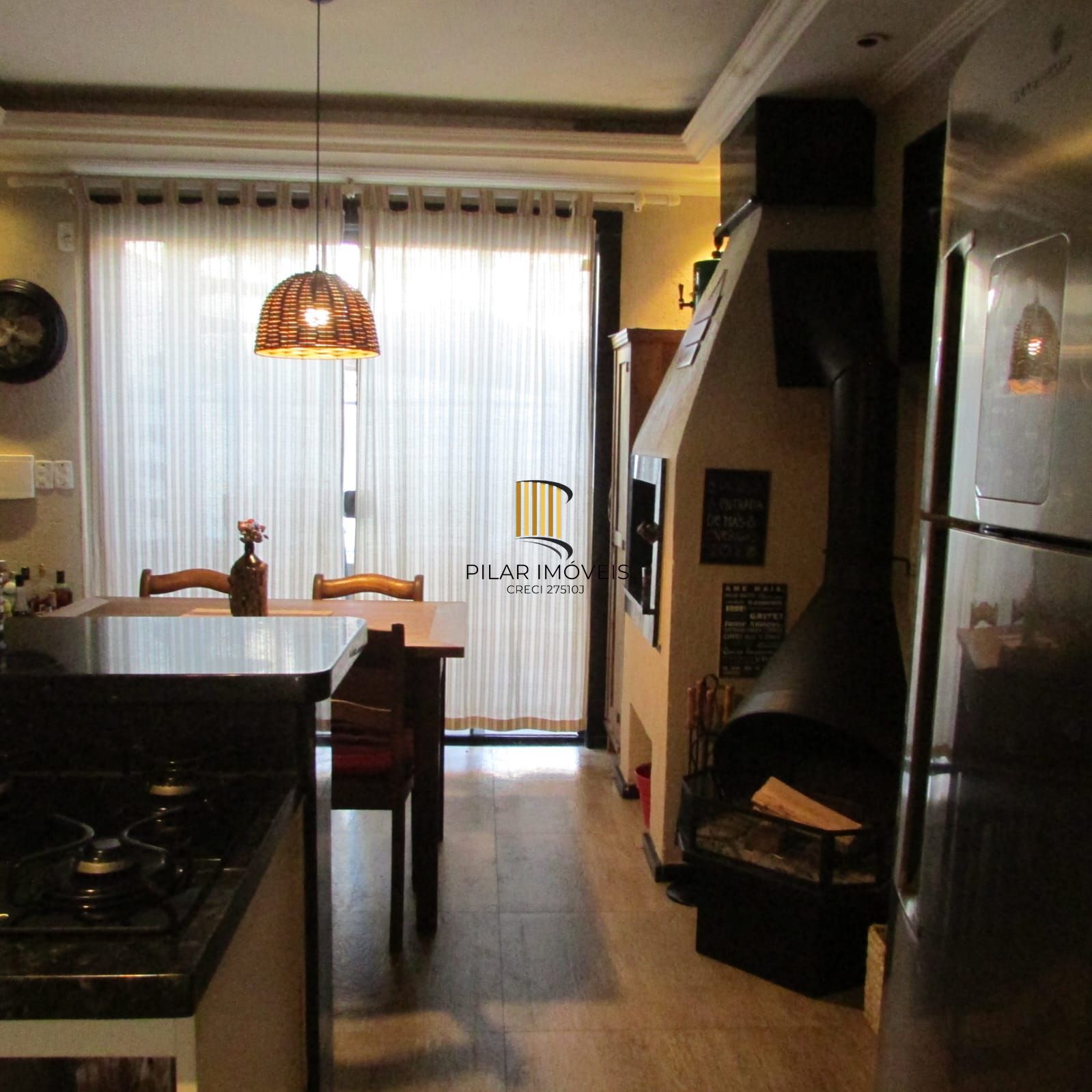 Casa na Zona sul de Porto Alegre com 02 dormitórios e pátio.