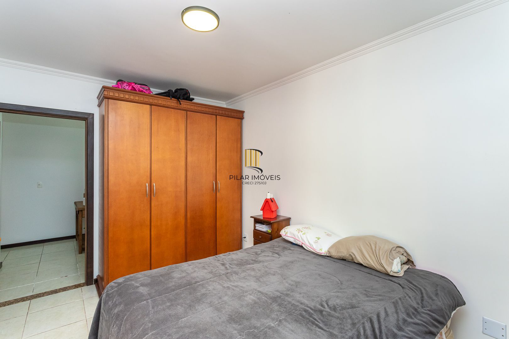 Casa de 272m², 4 dormitórios, 2 suítes e 4 vagas de garagem, no bairro Ipanema, próxima à orla do Guaíba.