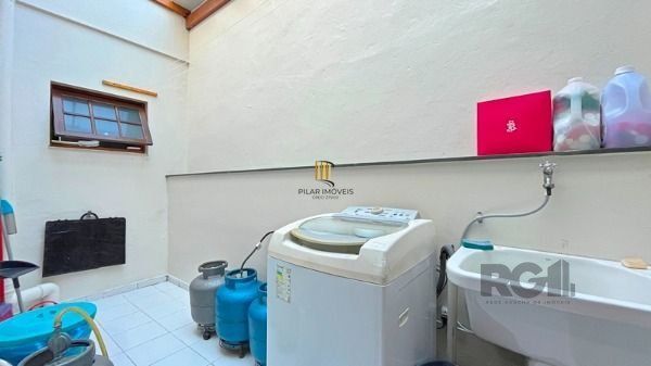 Casa em Porto Alegre, no bairro Nonoai, com 4 dormitório(s), à venda.