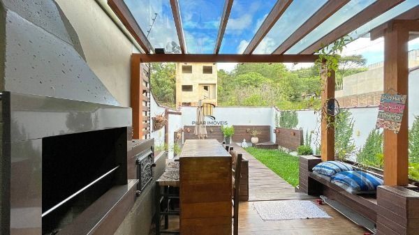 Casa em Porto Alegre, no bairro Campo Novo, com 3 dormitório(s), e 3 banheiros, à venda.