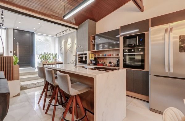 Casa em Porto Alegre, no bairro Tristeza, com 2 dormitório(s), e 2 banheiros, à venda.