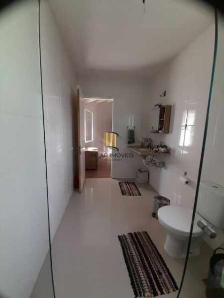 Casa em Porto Alegre, no bairro Guarujá, com 3 dormitório(s), e 3 banheiros, à venda.