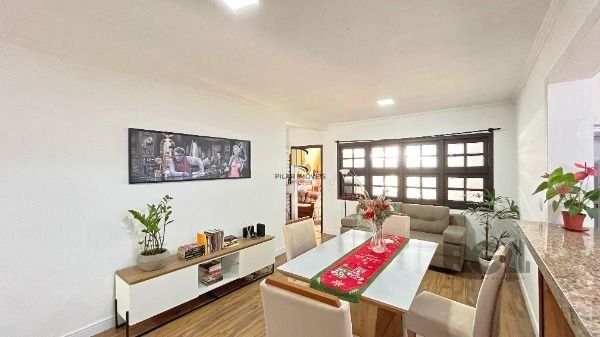 Casa 4 dormitórios no bairro Camaquã