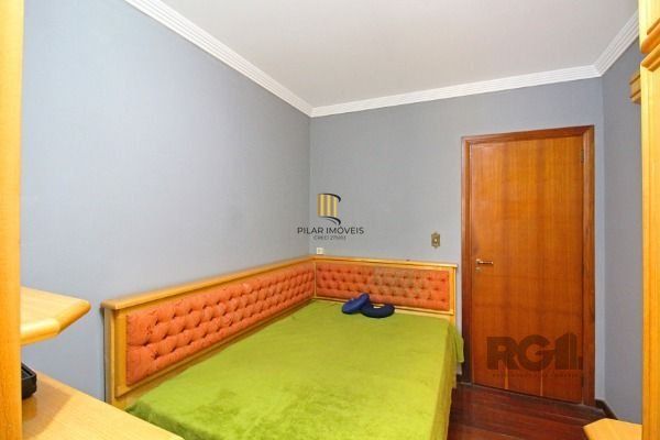 Casa em Porto Alegre, no bairro Ipanema, com 3 dormitório(s), e 3 banheiros, à venda.