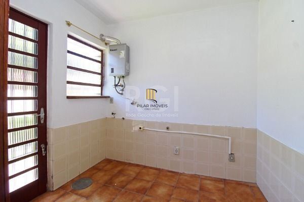 Casa em Porto Alegre, no bairro Ipanema, com 3 dormitório(s), e 3 banheiros, à venda.