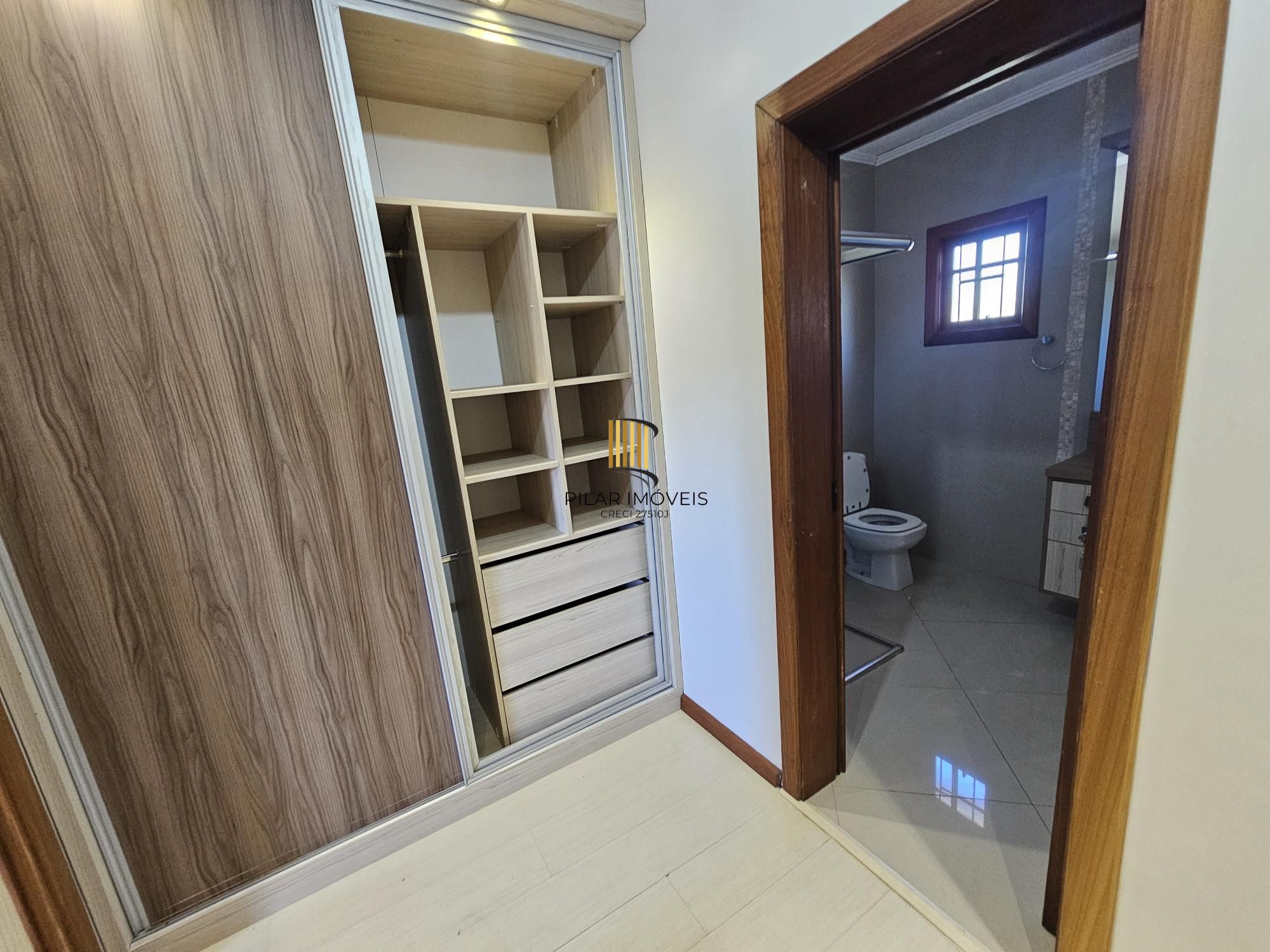 Sobrado 3 dormitórios com lareira, churrasqueira, piscina, 4 vagas garagem com 196,00m² de área construída no bairro Hípica !