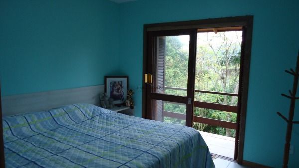 Sítio em Porto Alegre, no bairro Hípica, com 2 dormitório(s), e 2 banheiros, à venda.