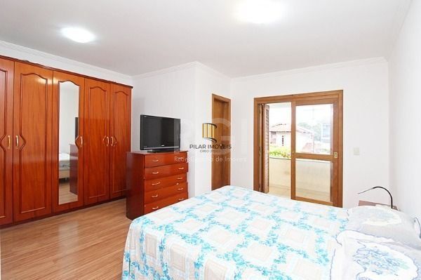 Casa em Porto Alegre, no bairro Espírito Santo, com 3 dormitório(s), à venda.