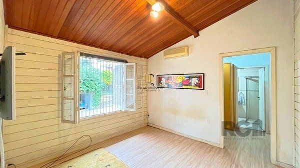Casa em Porto Alegre, no bairro Ipanema, com 3 dormitório(s), e 3 banheiros, à venda.