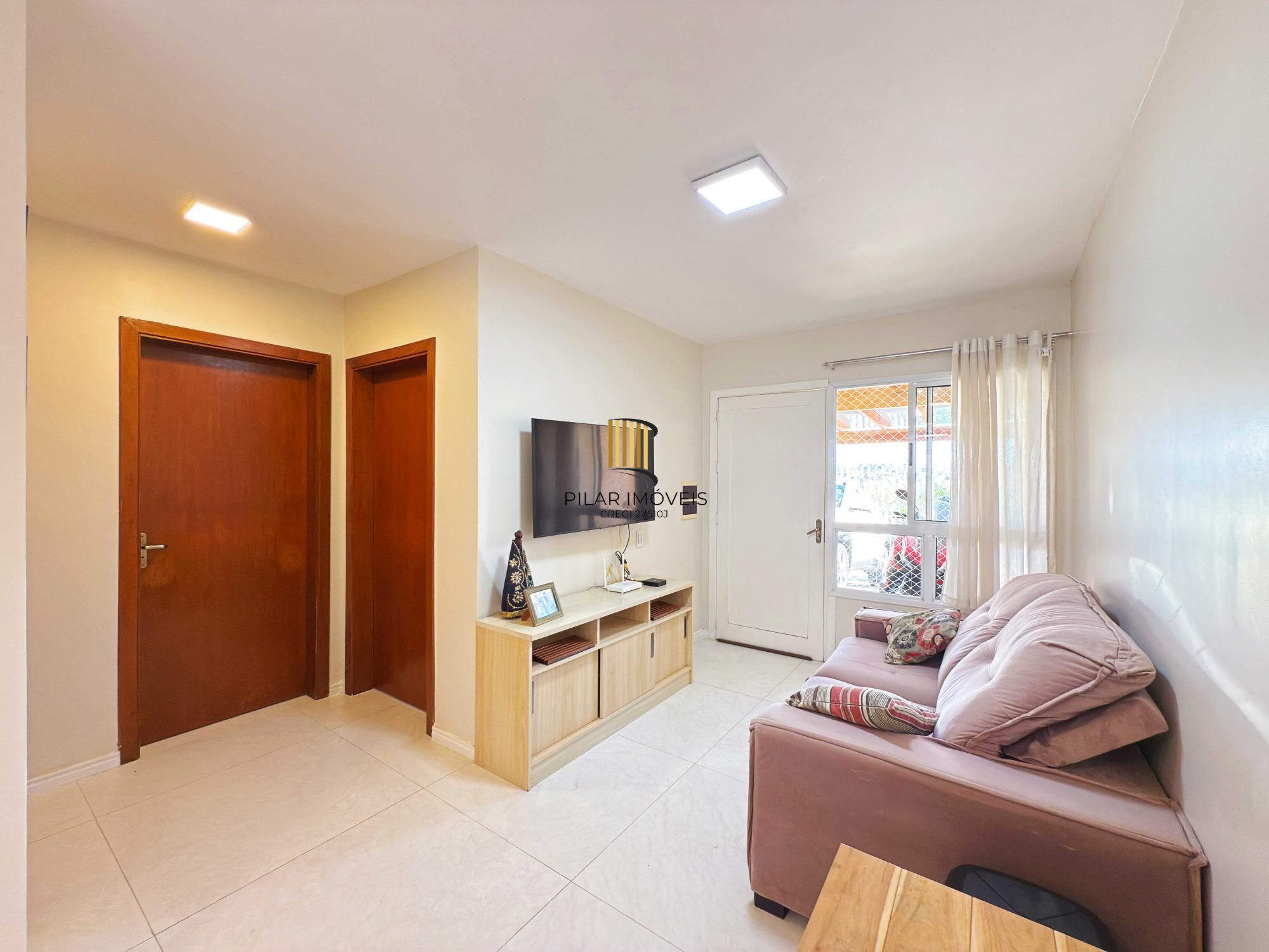 Excelente residência térrea totalmente reformada em condomínio fechado com 2 dormitórios e 2 vagas de garagens