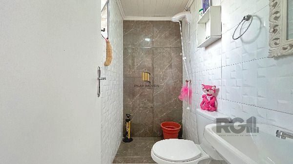 Casa em Porto Alegre, no bairro Hípica, com 2 dormitório(s), e 2 banheiros, à venda.