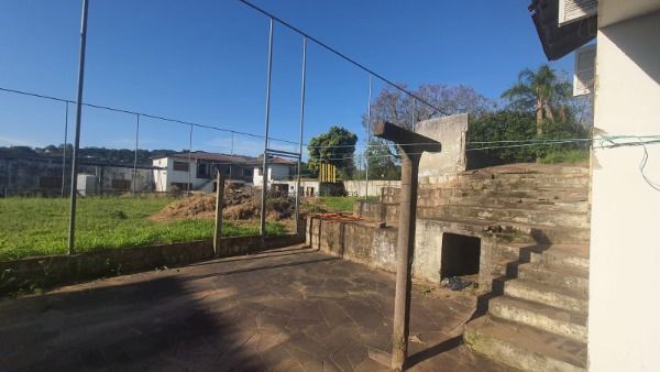 Casa em Porto Alegre, no bairro Vila Nova, com 3 dormitório(s), e 3 banheiros, à venda.