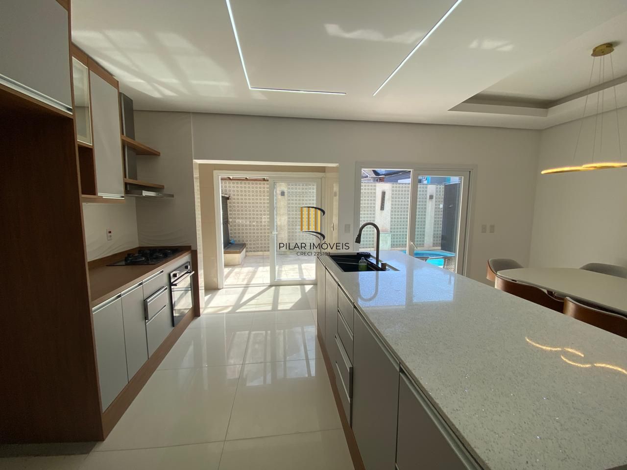 Casa em condomínio semimobiliada, no Lagos de Nova Ipanema