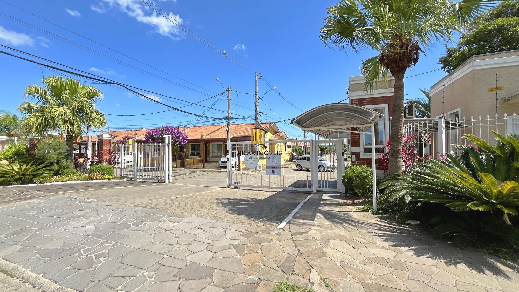 Casa 2 dormitórios em condomínio, semi mobiliada, vaga coberta para 2 carros, lareira e pátio com churrasqueira. Condomínio com infra de lazer completo. Próximo ao comércio e todas as conveniências do bairro.