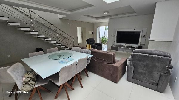 Casa em Porto Alegre, no bairro Hípica, com 3 dormitório(s), e 3 banheiros, à venda.