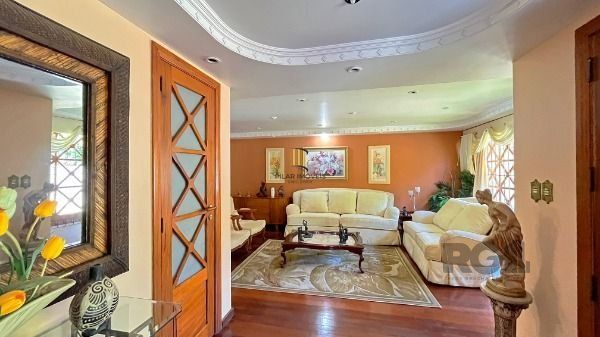 Casa em Porto Alegre, no bairro Ipanema, com 3 dormitório(s), e 3 banheiros, à venda.