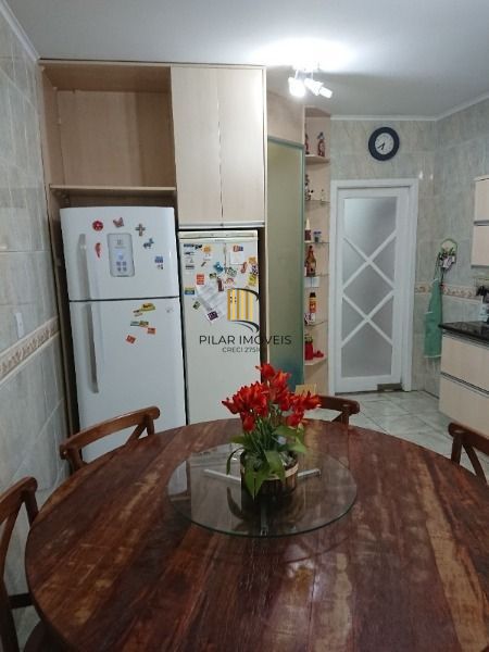 Casa em Porto Alegre, no bairro Espirito Santo, com 4 dormitório(s), e 4 banheiros, à venda.
