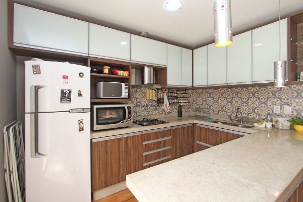 Ótima Casa com 3 dormitórios, semi mobiliada, pátio e vaga para carro.