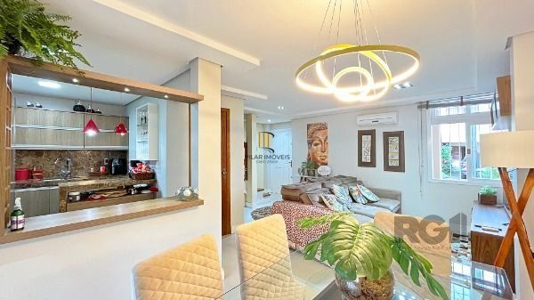 Casa em Porto Alegre, no bairro Campo Novo, com 3 dormitório(s), e 3 banheiros, à venda.