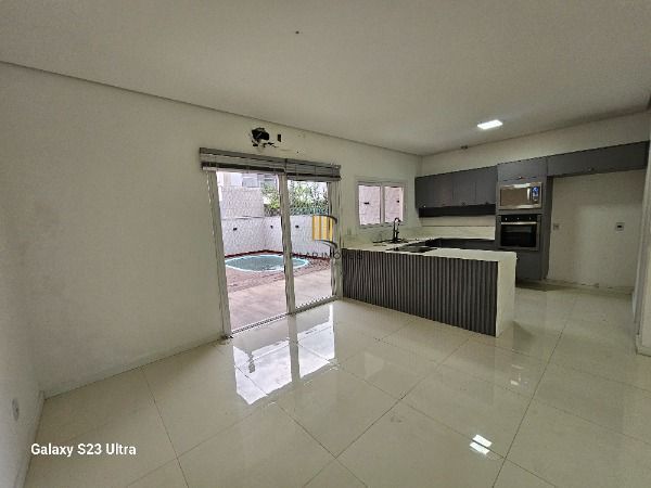 Casa Condominio em Porto Alegre, no bairro Hípica, com 4 dormitório(s), e 4 banheiros, à venda.