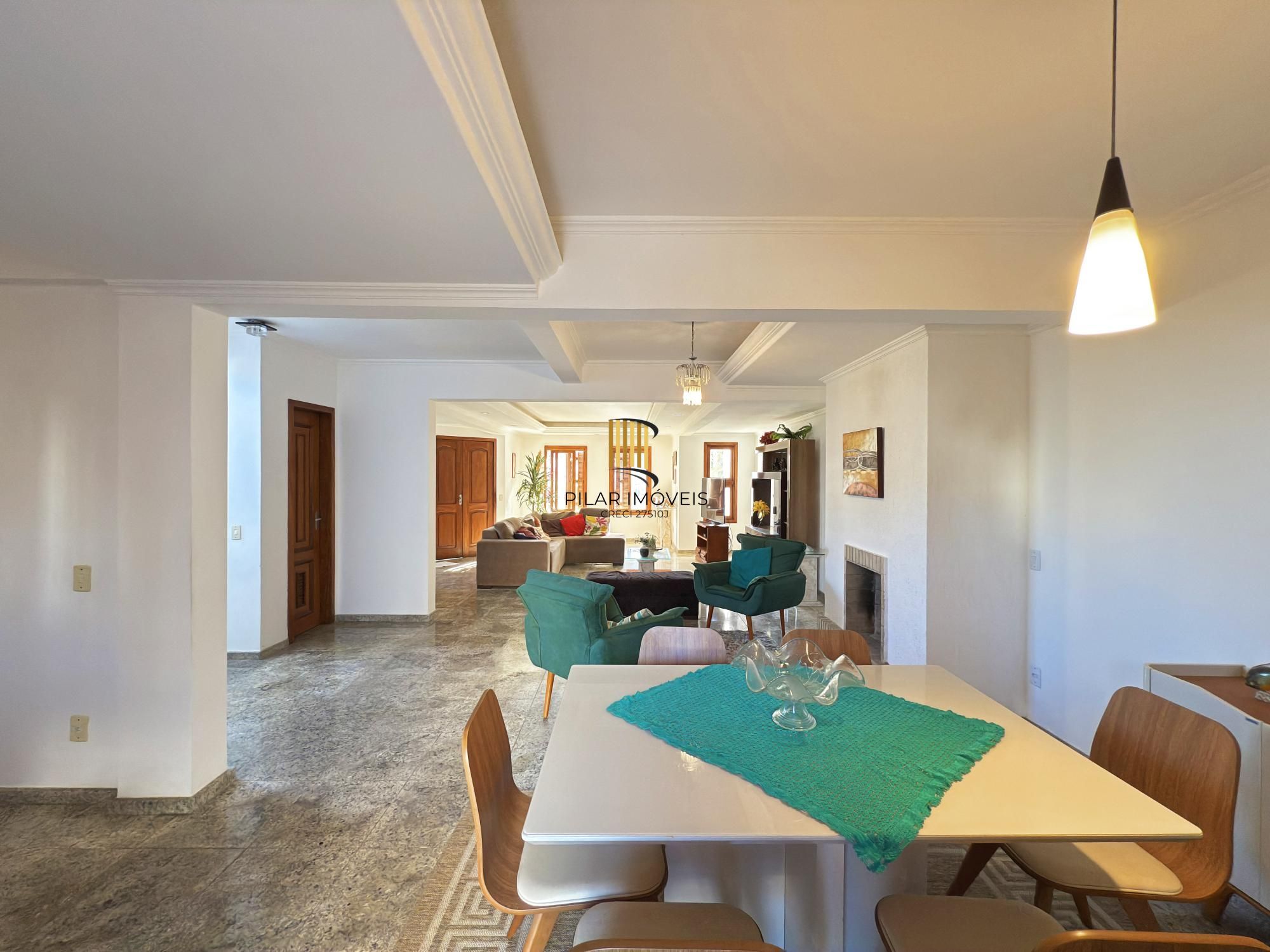 Sobrado a venda no Bairro Hipica de Porto alegre com 04 dormitórios sendo 01 suite