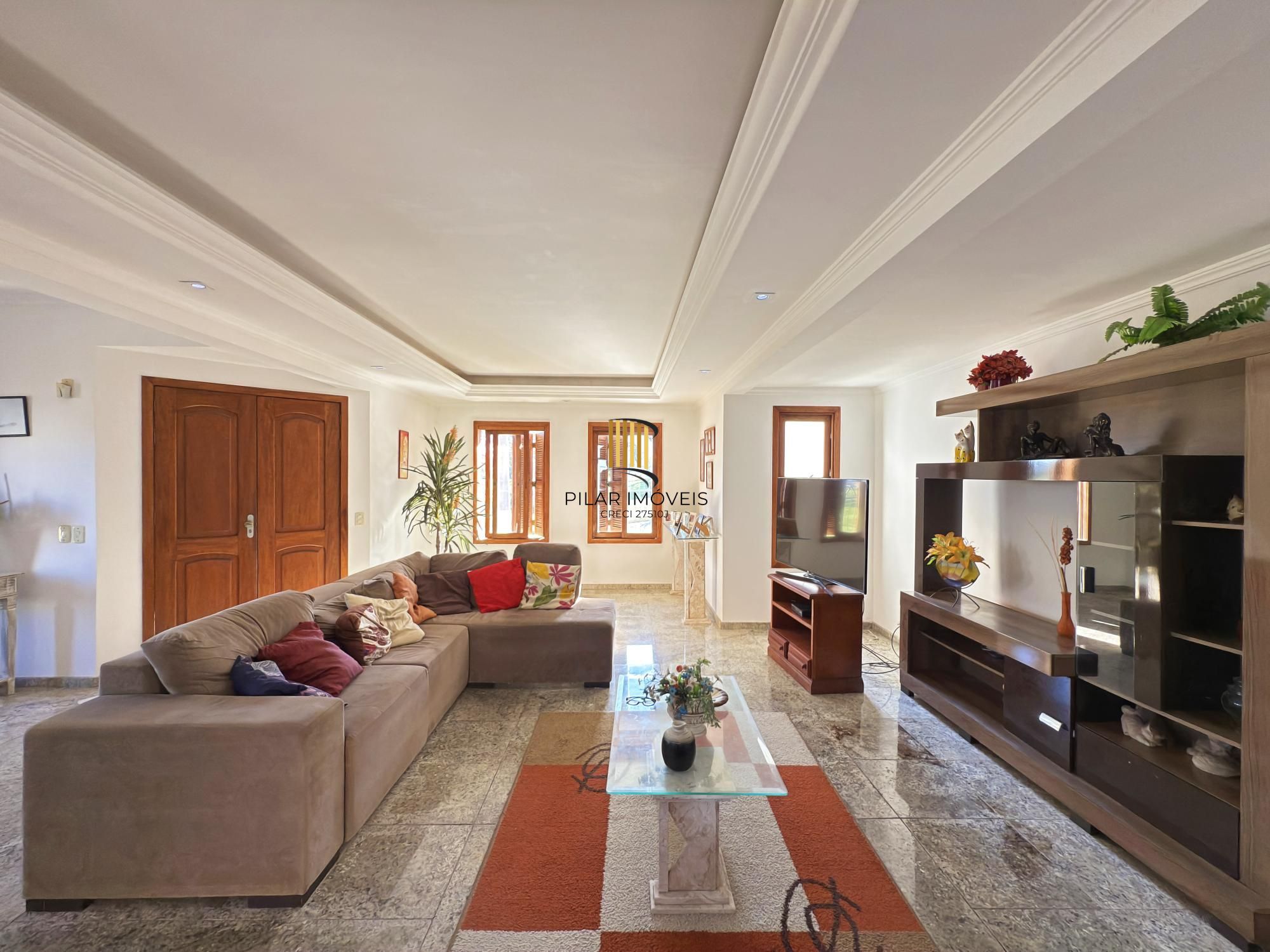 Sobrado a venda no Bairro Hipica de Porto alegre com 04 dormitórios sendo 01 suite