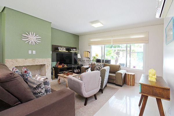 Casa 3 dormitórios no bairro Hípica