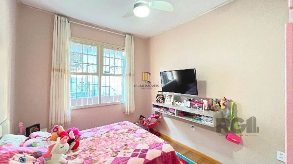 Casa em Porto Alegre, no bairro Medianeira, com 3 dormitório(s), e 3 banheiros, à venda.