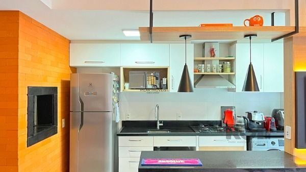 Apartamento em Porto Alegre, no bairro Cristal, com 2 dormitório(s), e 2 banheiros, à venda.